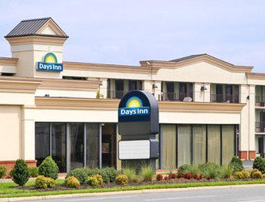 Days By Wyndham Near Coliseum Convention Center Hotel