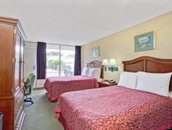 Days By Wyndham Near Coliseum Convention Center Hotel