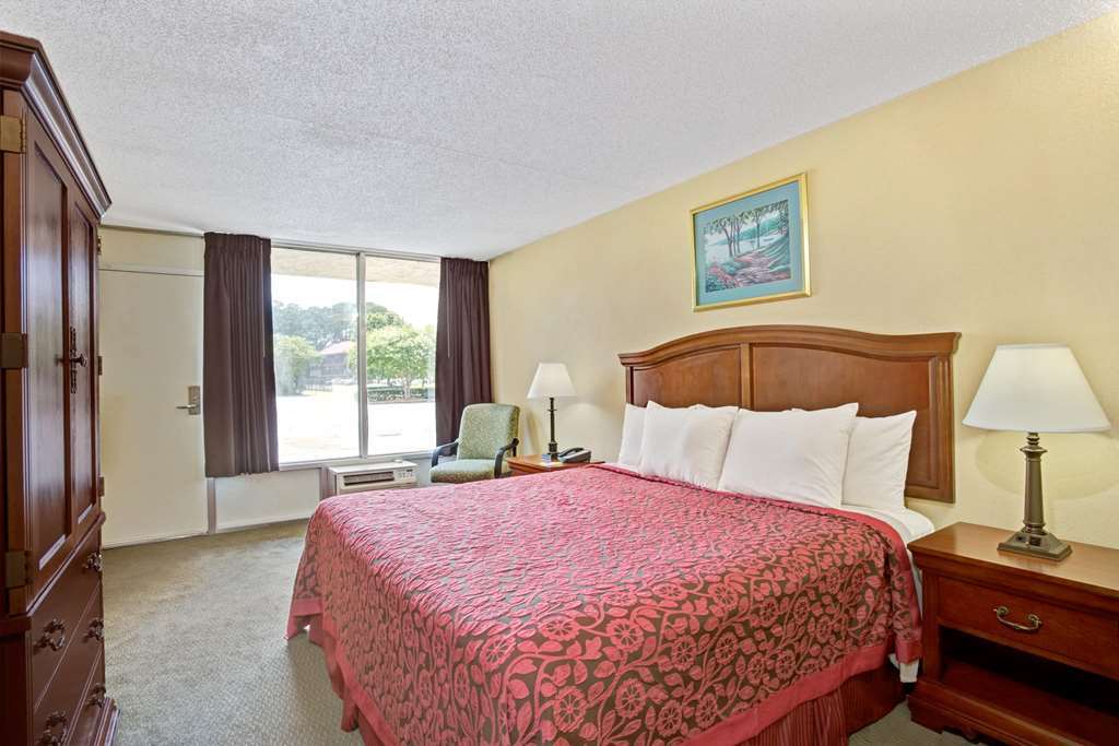 Days By Wyndham Near Coliseum Convention Center