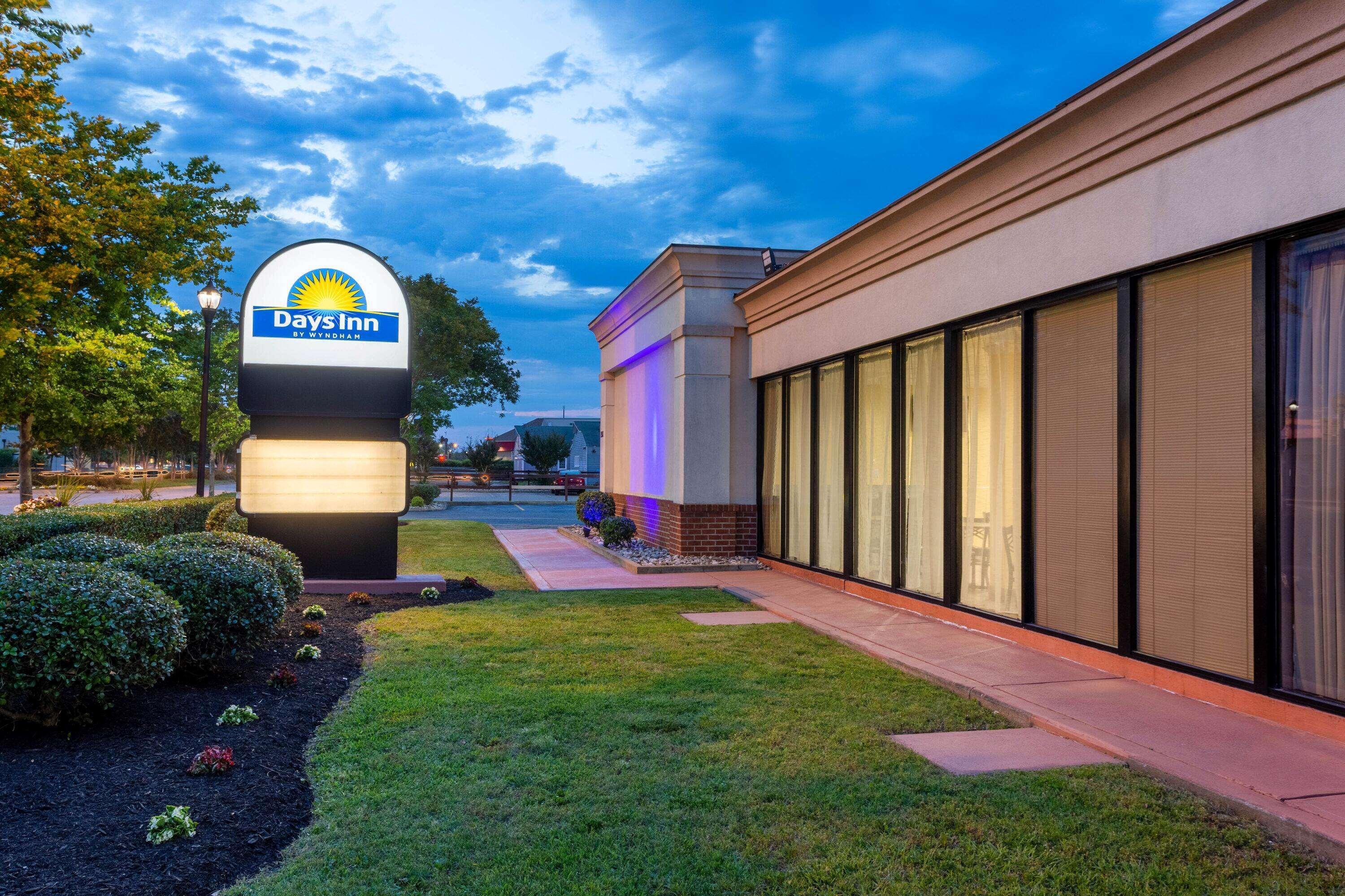 Days By Wyndham Near Coliseum Convention Center